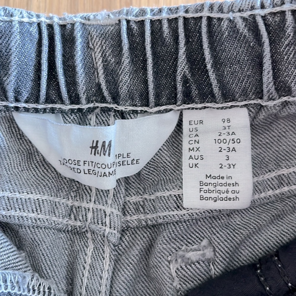 H&M, toddler loose fit jeans, 2-3 runs smaller for 1.5-2 years - Picture 2 of 5